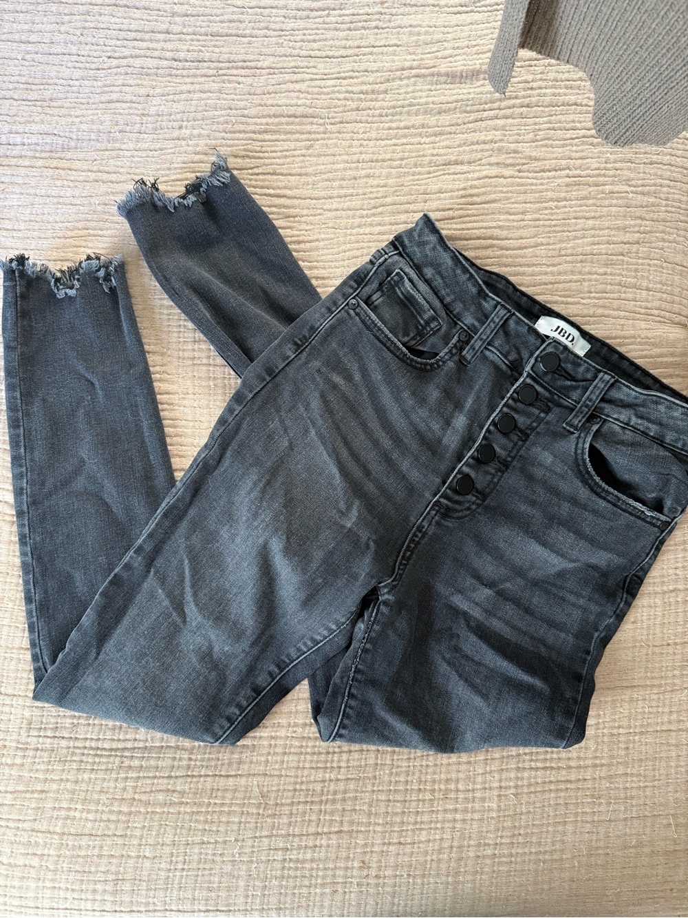 Just Black Frayed-Hem Button-Fly Skinny Jeans in Washed Black